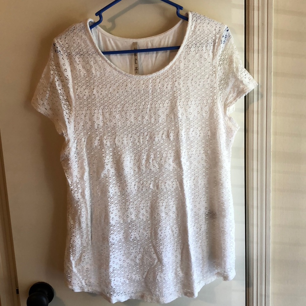 Short sleeve lace top with soft liner